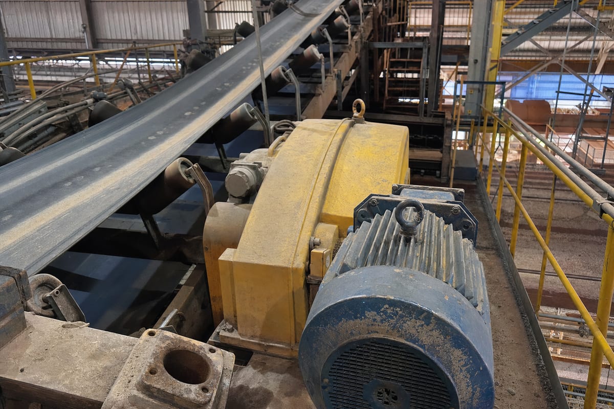 Maquinário pesado e motores em planta de mineração