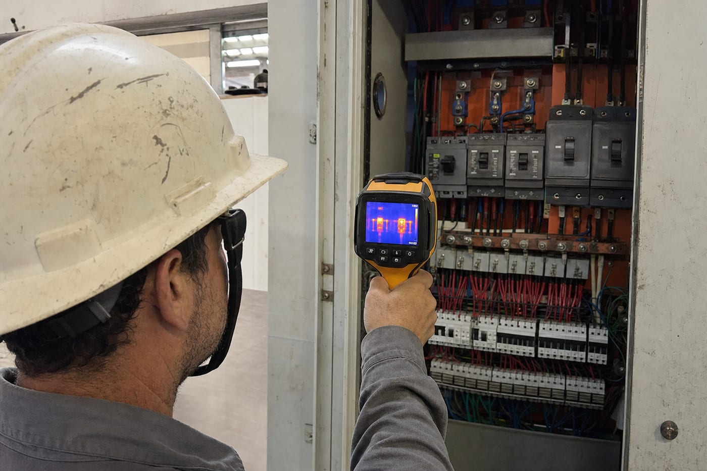 Inspeção termográfica de painel elétrico industrial